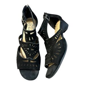 Bella Vita Penny Cutout Sandal with back zipper and a demi-wedge heel Size 6.5N